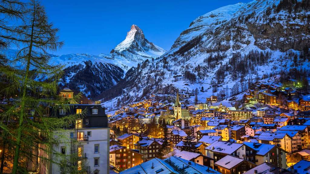 Verschneites Zermatt mit Blick auf das Matterhorn in der Schweiz