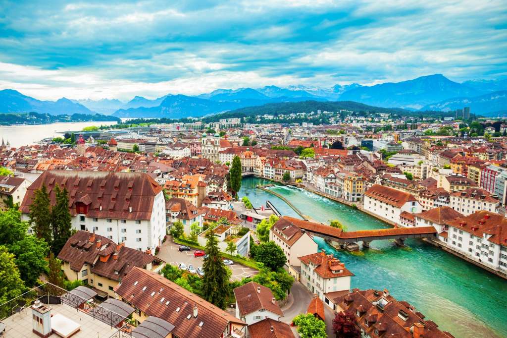 Blick über Luzern mit der Reuss, historischen Gebäuden und den Schweizer Alpen