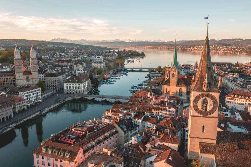 Blick auf die Zürcher Altstadt und die Limmat in der Schweiz