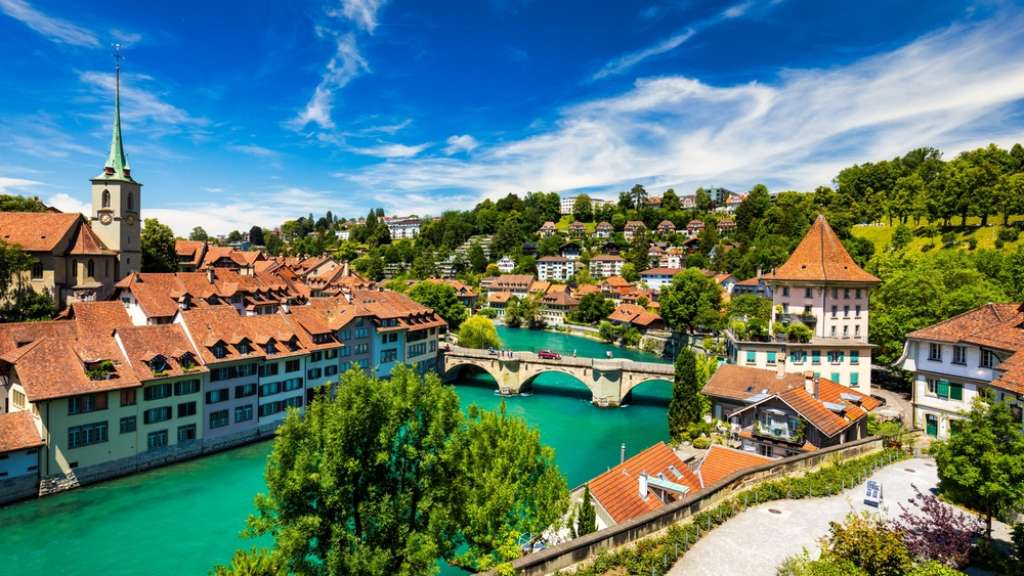 Blick auf die Berner Altstadt und die Aare mit historischen Brücken