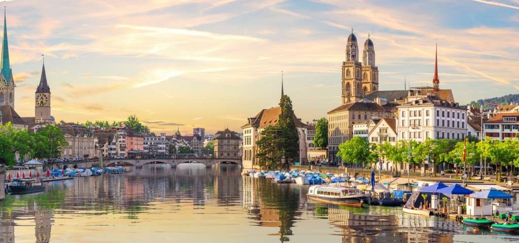 Blick auf die Zürcher Altstadt an der Limmat mit dem Grossmünster