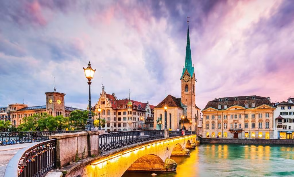 Historische Altstadt von Zürich an der Limmat mit Fraumünster