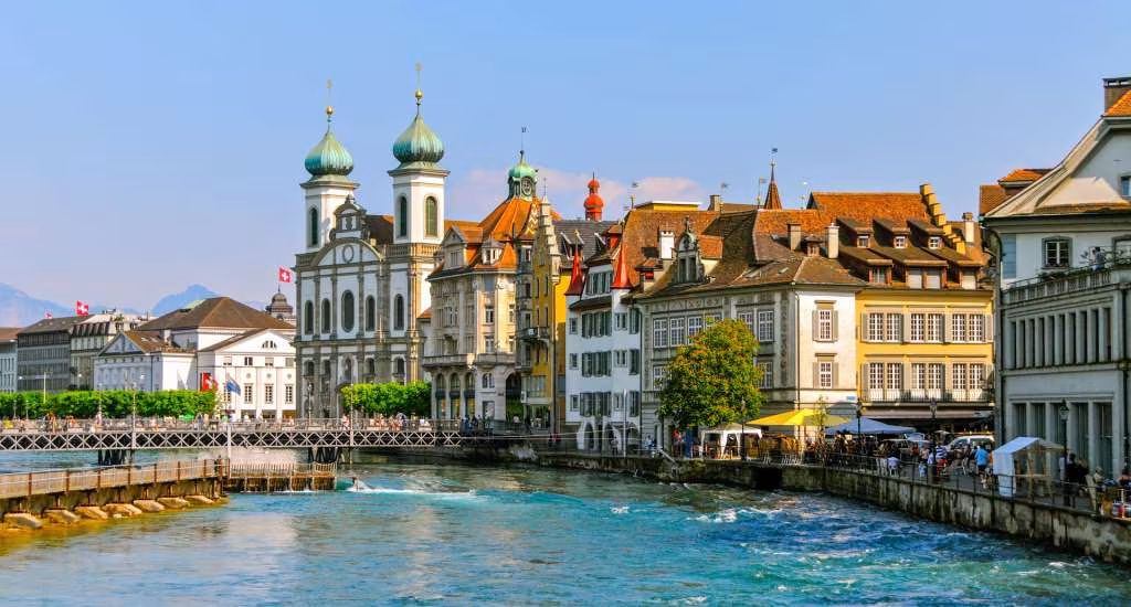 Historische Altstadt von Luzern an der Reuss mit Jesuitenkirche