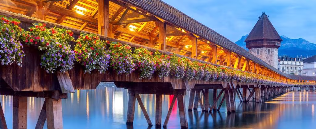 Historische Holzbrücke mit Blumenschmuck in der Schweiz